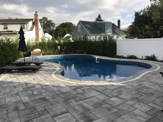 Aline Contemporary in Granite City Blend pool decking